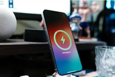 通辽苹果15换屏服务分享用什么充电器给iPhone15充电更好 